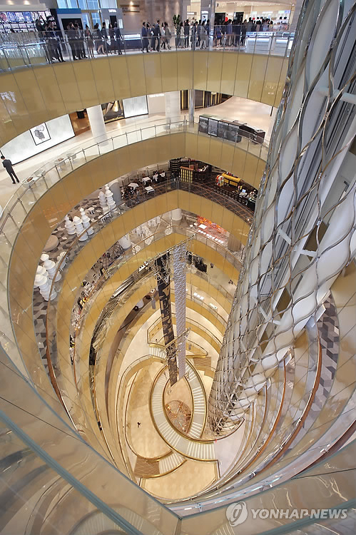 쇼핑, 외식, 관광, 엔터테인먼트, 문화, 예술 등 여가생활을 한 자리에서 즐길 수 있는 국내 최대규모의 복합쇼핑몰 '롯데월드몰'이 14일부터 순차적으로 오픈한다.