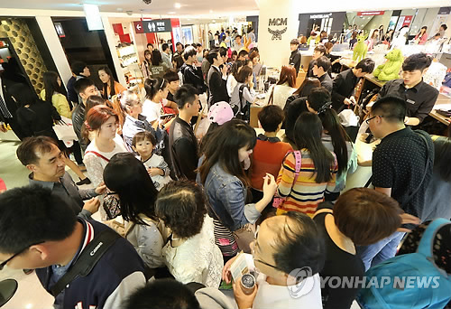한국을 찾은 요우커들로 서울 시내 한 백화점 면세점이 붐비고 있다.
