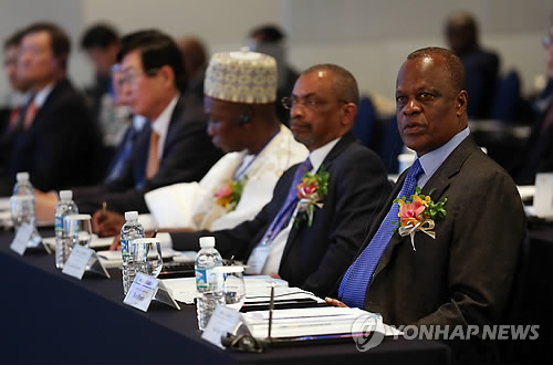 20일 '한-아프리카 산업협력포럼'에 참석한 롤란드 줄스 에티네 마다가스카르 산업부 장관(맨 오른쪽) 등 아프리카 장차관급 인사들이 윤상직 산업통상자원부 장관의 환영사를 듣고 있다.