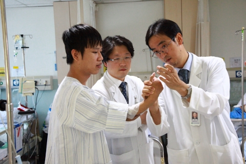 딘민탐(왼쪽)을 치료하기 위한 꾸려진 건국대병원 협진팀이 1차 수술 후 치료 경과를 살펴보고 다음 치료 계획을 논의하고 있다. (사진제공: 건국대학교)