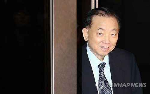 KB금융지주 차기 회장 최종 후보 선출일인 22일 오전 이경재 KB금융지주 이사회 의장이 회장후보추천위원회 심층면접에 참석하기 위해 서울 중구 명동 KB금융 본점 안으로 들어서고 있다.