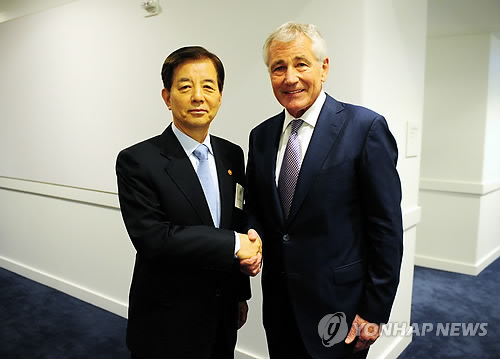 한민구 국방부 장관과 척 헤이글 미 국방부 장관