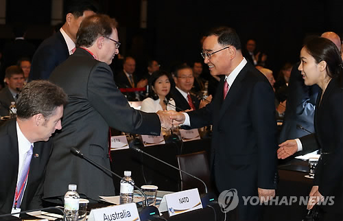 24개국과 3개 국제기구 대표단이 참석한 ‘2014 서울안보대화' 개막식이 30일 오전 서울 웨스틴조선호텔에서 열려 정홍원 국무총리가 알렉산더 버시바우 북대서양조약기구(NATO) 사무차장 등 참석자들과 인사하고 있다