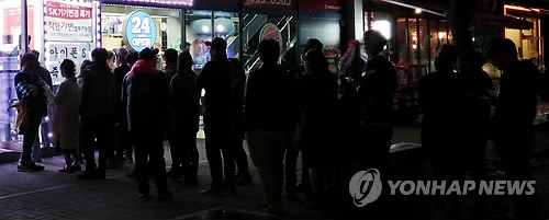 2일 새벽 경기도 고양시 한 휴대전화 판매점 앞에 소비자들이 '아이폰6'를 신청하기 위해 길게 줄을 서 있다.