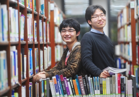 건국대 상허기념도서관은 독서의 계절을 맞아 학생들과 소통하는 도서관 문화행사인 북 페스티벌의 하나로 2014학년도에 가장 많은 책을 대출해 읽은 독서왕 학생들을 선정해 시상했다고 3일 밝혔다.(사진제공: 건국대학교)