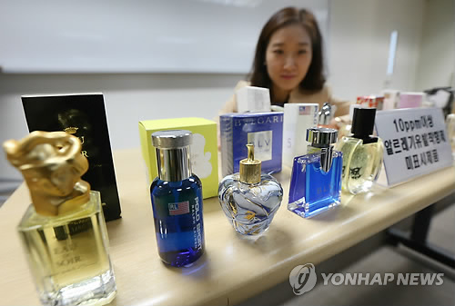 3일 오전 서울 강남구 도곡동 한국소비자원 서울지원에서 한 조사관이 시중에서 유통되고 있는 향수 40개 제품을 대상으로 알레르기 유발 착향제 20종의 사용 여부를 검사한 결과를 발표하고 있다.