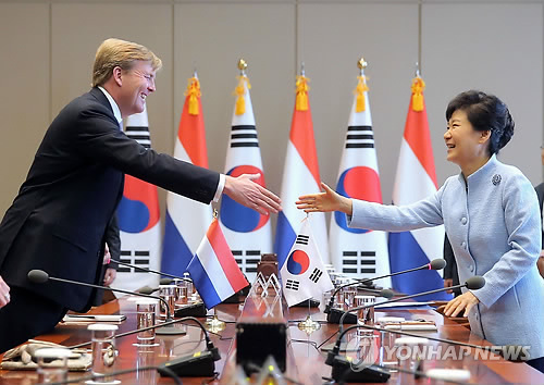 박근혜 대통령이 3일 오전 청와대에서 빌럼-알렉산더르 네덜란드 국왕과 정상회담을 하기에 앞서 악수하고 있다.