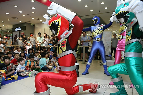 서울 용산구의 한 백화점에서 '파워레인저 다이노포스 코스튬 이벤트'가 열려 어린이들이 즐거워하고 있다.