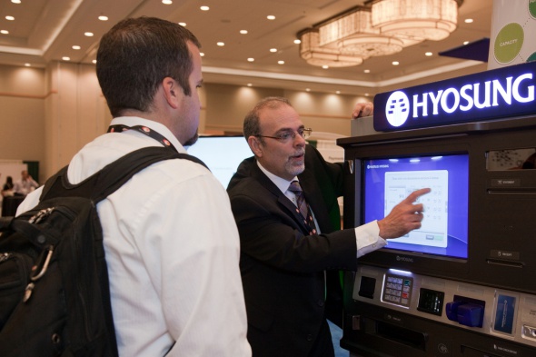 노틸러스효성 미국법인 조 밀리텔로(Joe Militelo) 상무가 비디오 뱅킹 등의 최신 시스템을 갖춘 신제품 ATM기기를 고객에게 소개하고 있다.