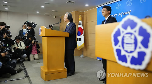 이주영 해양수산부 장관과 김석균 해양경찰청장이 11일 오전 서울 세종로 정부서울청사에서 세월호 사고 현장 수색 종료를 발표하고 있다.