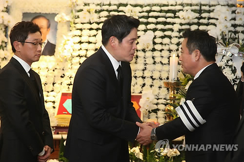 이동찬 코오롱 명예회장 빈소 찾은 정용진 부회장