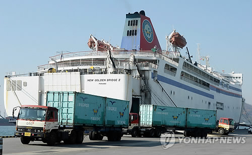 인천시 중구 인천항에서 중국 웨이하이∼인천 항로를 운항하는 '뉴골든브릿지Ⅱ호'에서 물품이 하역되고 있다.