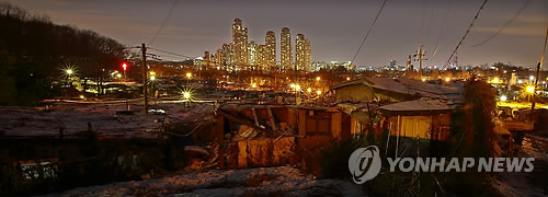 한국의 소득 분배 불평등 수준이 경제협력개발기구(OECD) 회원국 중 5번째로 심각하다는 지적이 나왔다. 타워팰리스와 앞쪽의 구룡마을 판자촌 모습.