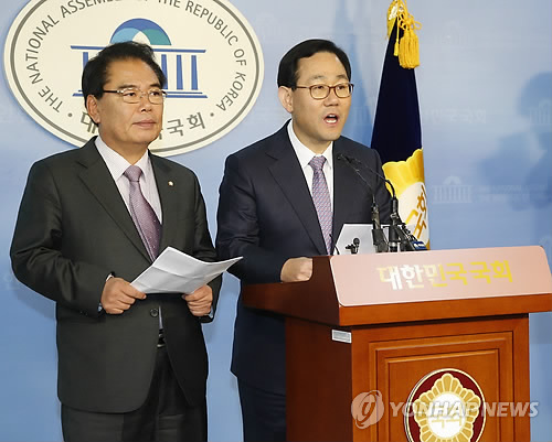 새누리당 주호영, 새정치민주연합 백재현 정책위의장이 13일 오후 국회 정론관에서 여·야·정 FTA(자유무역협정)협의체 합의문 발표 브리핑을 하고 있다.