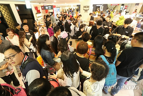 한국을 찾은 요우커들로 붐비는 면세점.