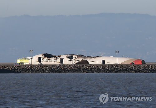 지난해 7월 7일 미국 샌프란시스코공항 활주로 옆에 불에 탄 채 놓여 있는 아시아나항공 OZ214편 여객기