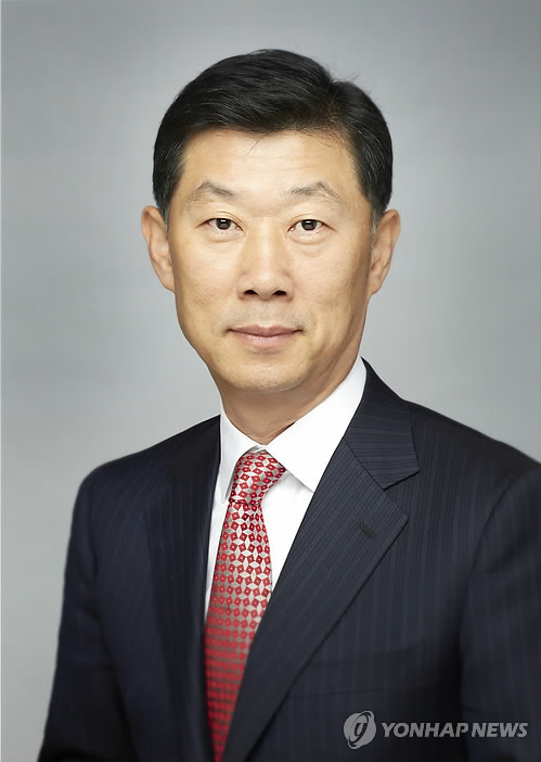 나폴레옹 보나파르트의 이각(二角) 모자를 188만 4천 유로(약 25억 8천만 원)에 구매한 한국 식품업체 하림의 김홍국 회장.