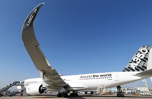 18일 오전 서울 김포공항 격납고 앞에서 에어버스 A350XWB(Extra Wide Body) 항공기가 공개됐다.