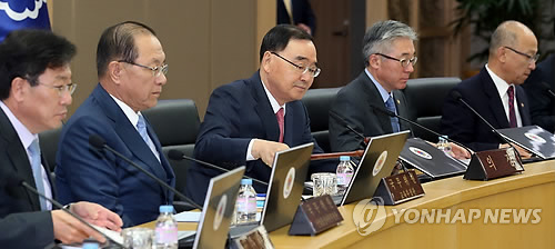 정홍원 국무총리가 18일 오전 정부세종청사 영상국무회의장에서 열린 세종-서울청사간 영상 국무회의를 주재하고 있다.