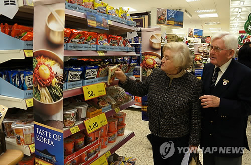 한국전 참전용사 부부가 진열된 한국 식품을 살펴보고 있다.