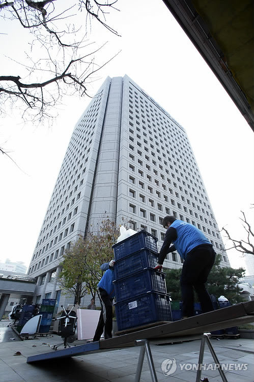6일 오후 한국전력공사 서울 강남구 삼성동 본사 주차장에서 이삿짐 회사 직원들이 나주 혁신도시 새 본사로 갈 이삿짐을 옮기고 있다.
