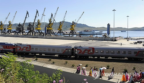 지난 2013년 9월 북한 나진과 러시아 극동지역 도시 하산을 연결하는 철도 선로가 5년간의 개보수를 거쳐 개통, 북한 나진항에 러시아 특별열차가 도착해 있다.