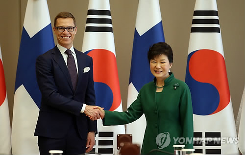 박근혜 대통령이 20일 오전 청와대에서 알렉산더 스툽 핀란드 총리를 접견, 악수하고 있다.