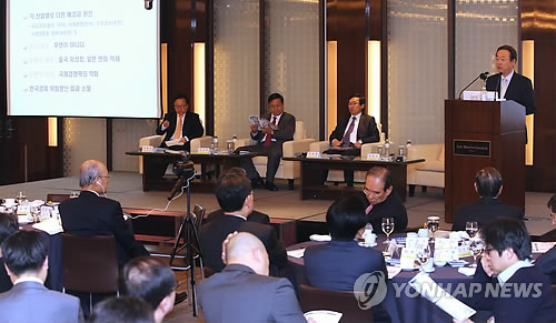 27일 오전 서울 중구 소공동 웨스틴조선호텔에서 열린 '제204회 경총포럼-한국경제 긴급진단'에서 김종석 홍익대 교수(단상 오른쪽)가 주제발표를 하고 있다.