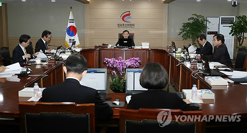 최성준 방송통신위원회 위원장이 27일 오전 경기도 과천시 방송통신위원회 회의실에서 열린 '전원회의'에서 단말기 유통법 위반 행위에 대한 제재방안 등 의결에 앞서 모두발언을 하고 있다.