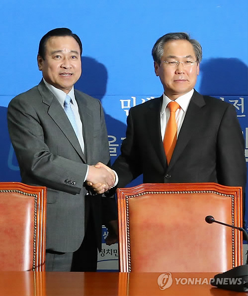 새누리당 이완구(왼쪽)·새정치민주연합 우윤근 원내대표가 28일 새정치민주연합 원내대표실에서 만나 악수하고 있다.