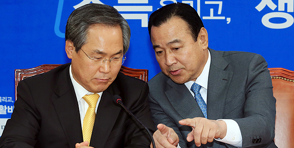 새누리당 이완구(왼쪽)·새정치민주연합 우윤근 원내대표가 28일 새정치민주연합 원내대표실에서 만나 이야기하고 있다.