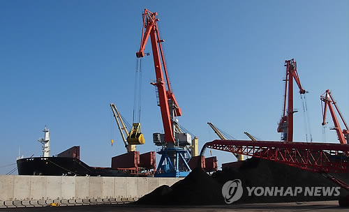 남·북·러 물류 협력 사업인 나진-하산 프로젝트의 사업 타당성을 확인하기 위해 진행된 러시아 시베리아산 유연탄 선적작업이 지난달 27일 나진항에서 이뤄지고 있다.