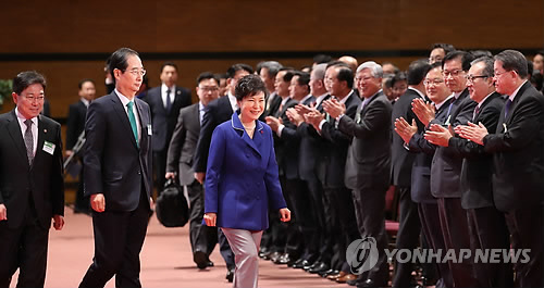 박근혜 대통령이 5일 오전 서울 강남구 코엑스에서 열린 제51회 무역의 날 기념식에서 한덕수 무역협회장 등과 함께 행사장에 입장하고 있다.