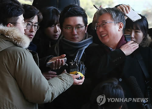 조응천 전 청와대 공직기강비서관이 '비선실세 국정개입 의혹'의 실체와 이를 다룬 청와대 문건 유출 사건 조사를 받기 위해 5일 오전 서울 서초구 서울중앙지검에 출석, 취재진의 질문에 밝은 표정으로 답하고 있다.