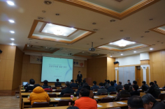 3일 경기도 용인에 위치한 강남대학교에서 산업은행 개인금융부 소강섭 과장이 상공인을 위한 대출 활용 방안에 대해 소개하고 있다.