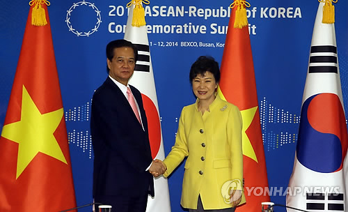 박근혜 대통령과 응웬 떤 중 베트남 총리가 10일 오후 부산 해운대구 한 호텔에서 열린 한-베트남 정상회담에서 악수하고 있다.