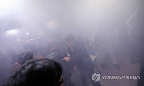 아수라장 된 신은미·황선 콘서트