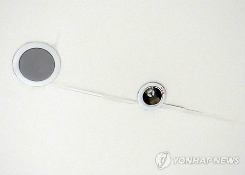 11일 오후 9시 10분부터 한 시간 동안 발생한 누수로 서울 송파구 잠실동 롯데월드몰 지하 1층 중앙 교차로 부근 천장이 갈라져 있다.