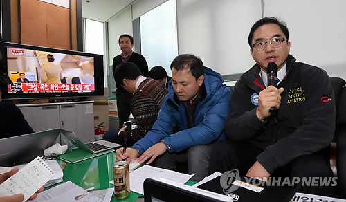이광희 국토부 운항안전과장이 16일 오전 정부세종청사 국토부 기자실에서 이른바 대한항공의 '땅콩 리턴' 사건과 관련해 조사 진행상황과 향후 조치계획 등을 발표한 뒤 기자들의 질문에 답하고 있다.