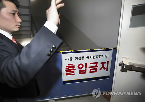 제2롯데월드 쇼핑몰동 8층 콘서트홀 공사장에서 근로자 김모씨가 추락사하는 사고가 발생한 16일 오후 롯데월드 관계자가 사고 현장인 8층으로 가는 길을 통제하고 있다.