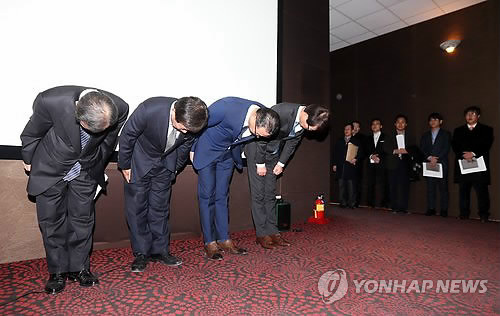 롯데물산 이원우 대표이사(왼쪽부터), 롯데건설 김치현 대표이사, 롯데월드 이동우 대표이사, 롯데시네마 차원천 대표이사가 17일 오전 서울 잠실 제2롯데월드 홍보관에서 사과 인사를 하고 있다.