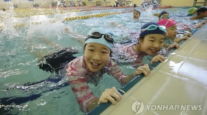 7일 오후 서울 송파구 잠실동 잠실실내수영장에서 열린 '돌고래 수영교실'에 참가한 학생들이 발차기 연습을 하고 있다. 2015.1.7