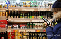 수입 맥주 열풍 속에 지난해 맥주 수입액이 처음으로 1억 달러를 넘어섰다. 서울 한 대형마트 수입 맥주 코너의 모습.