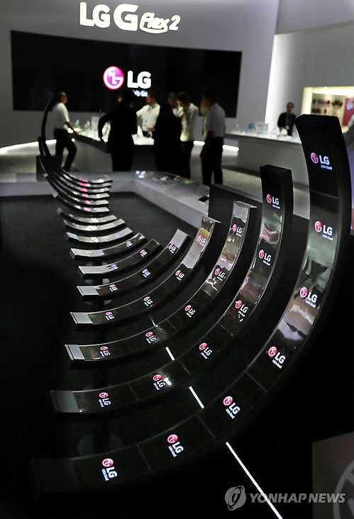 6일(현지시간) 미국 라스베이거스의 세계 최대 가전 전시회 'CES 2015'에 진열된 LG전자의 신작 스마트폰 'G 플렉스2'