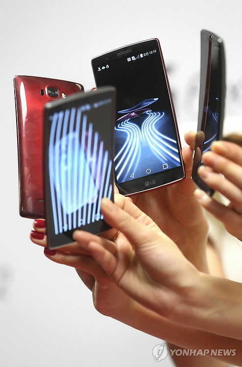 22일 오전 서울 여의도 LG트윈타워에서 모델들이 'LG G플렉스 2'를 선보이고 있다.