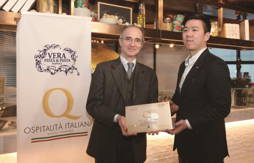 26일 서울 한남동 베라에서 열린 '이탈리안 호스피탈리티' 인증식에서 세르죠 메르쿠리 주한 이탈리아 대사(사진 우측)와 유동준 베라 점장(사진 좌측)이 기념사진을 촬영하고 있다.