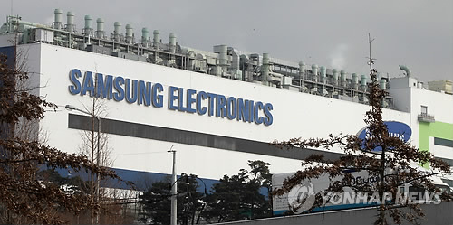 삼성전자가 세계 반도체 기업 톱50 순위에서 인텔(미국)에 이어 2위를 지켰다. 경기도 용인 삼성전자 기흥 반도체 공장의 외부 모습