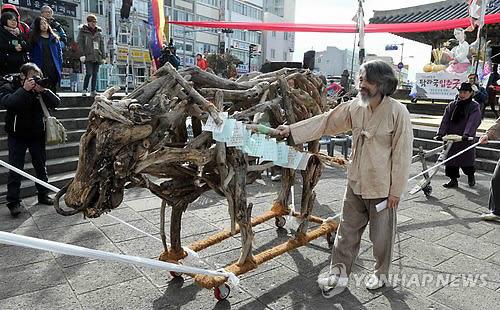 지난해 탐라국입춘굿에서 옛 탐라국 왕이 나무로 만든 소인 '낭쉐'로 밭을 가는 친경적전(親耕籍田)의 재연 장면