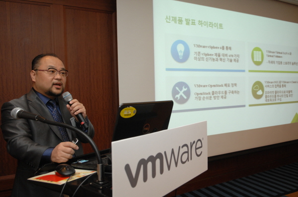 VMware 코리아 기술총괄 상무가 소프트웨어 정의 데이터센터를 위한 통합 플랫폼을 구축하는 VMware의 새로운 신제품을 발표하고 있다.(VMware 코리아 제공)