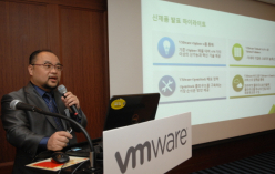 VMware 코리아 기술총괄 상무가 소프트웨어 정의 데이터센터를 위한 통합 플랫폼을 구축하는 VMware의 새로운 신제품을 발표하고 있다.(VMware 코리아 제공)